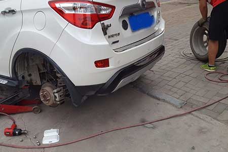 天津汽车换胎救援服务价格汽车救援服务电话 汽车救援现场维修
